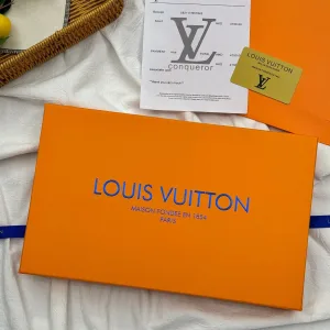 Luxury Louis Vuitton Shawl Red Jacquard High-End Style