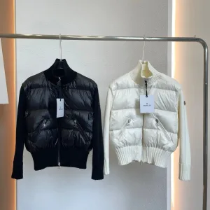 Reps Designer Moncler Coat Red Wool Duck Down Plush Elegant Style Autumn Winter Embroidery Zippered Pocket Arms Appear Slimmer