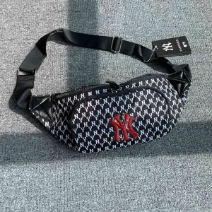 Reps AAA Gucci Waist Bag Red Embroidery
