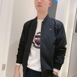 High Quality Luxury Tommy Hilfiger Jacket Black Water-Repellent Fabric Rubber Simple And Versatile Exquisite Workmanship Side Pockets