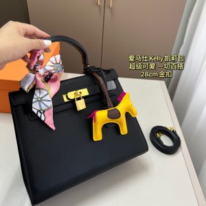 Luxury Hermès Silk Silk Scarf