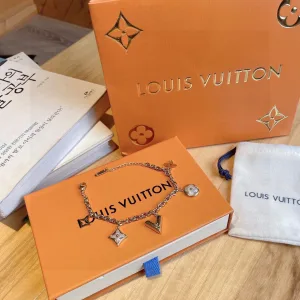 Super Clone Reps Louis Vuitton Bracelet Red Gentle And Lovely Spring Summer