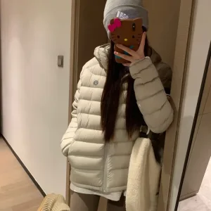 Reps Luxury Lululemon Outerwear Red Goose Down Water-Repellent Fabric Autumn Winter And Quilted Pattern Patch
